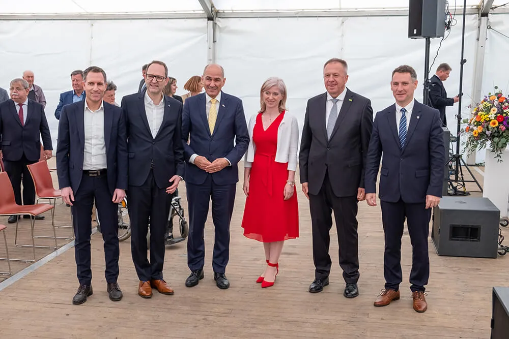 Z leve: Stefan Weiß, Markus Kern, Janez Janša, Sandra Županec, Zdravko Počivalšek, Danijel Vrbnjak.