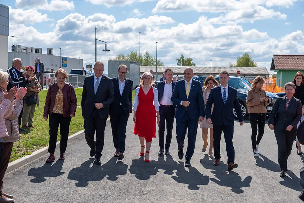 Prihod delegacije na dogodek položitve temeljnega kamna.