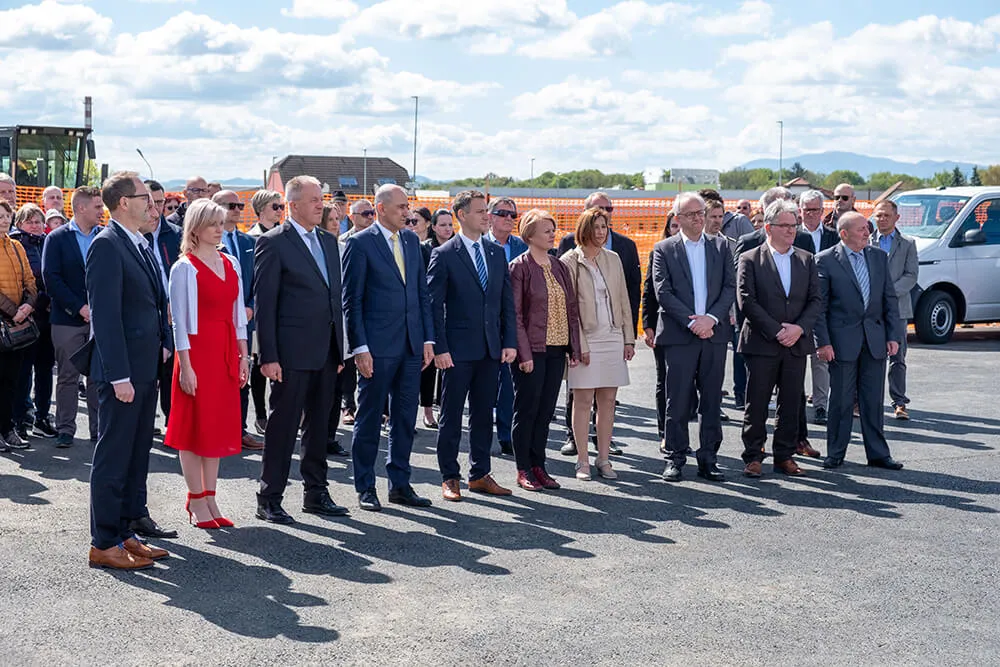 Delegacija in ostali prisotni na dogodku položitve temeljnega kamna.