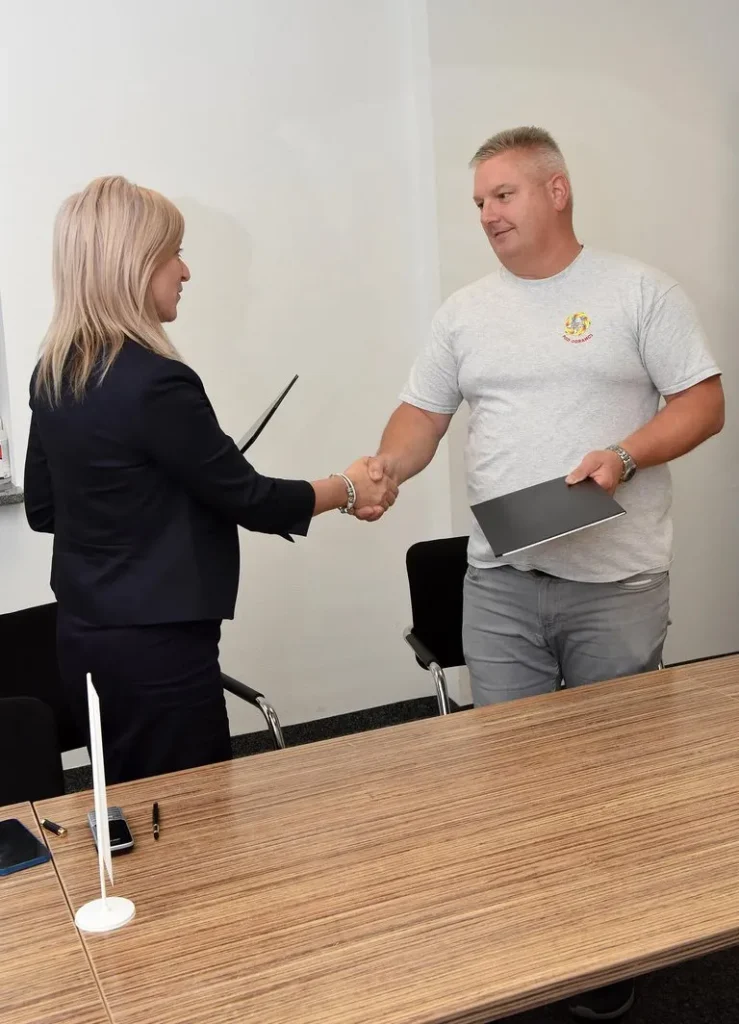 Predaja sponzorstva predstavniku PGD Odranci.